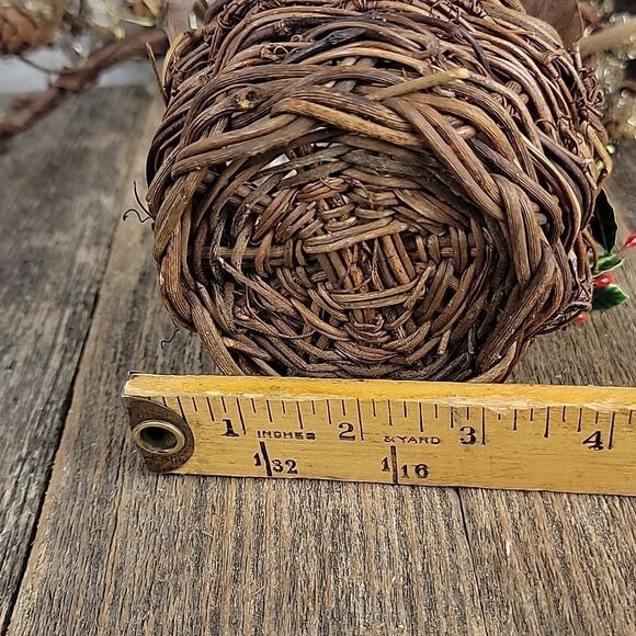Unbranded wicker basket with cardinal Christmas ornament - Picture 5 of 5